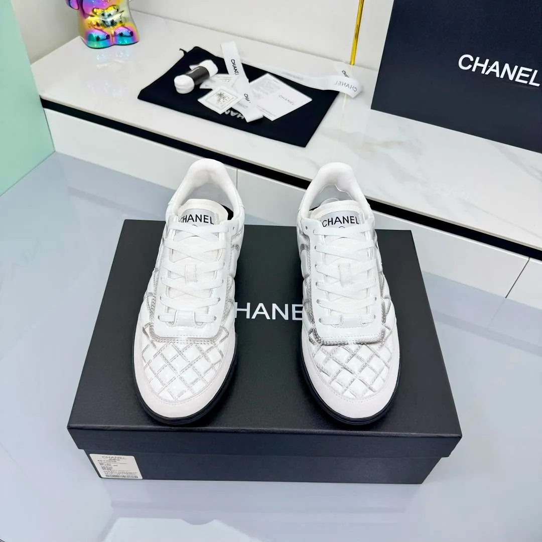 👟👟Ex-factory price 620👟👟 Top version Chanel Chanel - 2025 counter top casual sports shoes This sneaker is a classic design; the upper is electro-embroidered with a variety of techniques; the outsole is fashionable and sporty; it is extraordinary and incorporates a variety of color matching elements... The diversified mix and match is very beautiful and versatile, and can be used for leisure, fashion, sports and outdoor... ꫛꫀꪝ Go➫ Material: ❶Upper is made of: original cowhide ❷Inner lining is made of: original imported sheepskin ❸Outsole is based on: original TPU combination outsole Special counter boutique packaging complete set for women 35–41